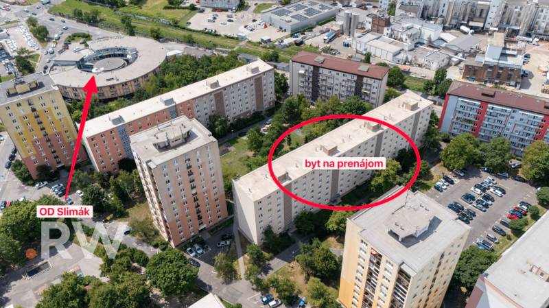 Letecký pohled na obytné budovy s označeným 2-pokojovým bytem v Bratislavě – Novém Městě.