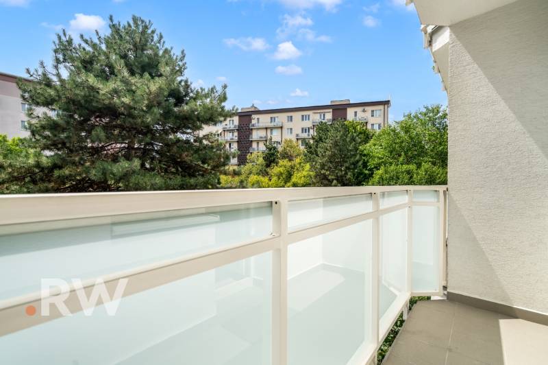 Balkon s výhledem na zeleň a obytné domy v Bratislavě - Nové Město.