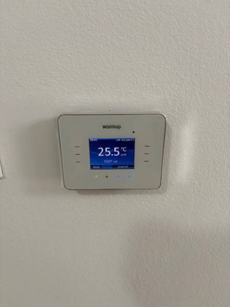 Digitální termostat zobrazuje aktuální teplotu ve 2-pokojovém bytě.