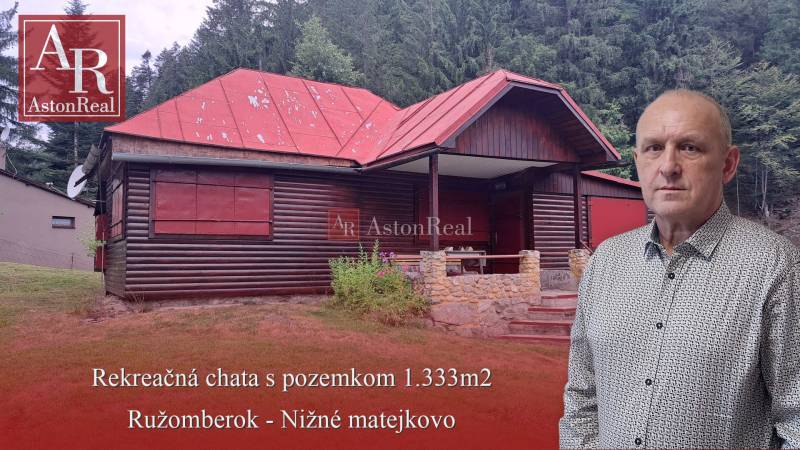 Rekreační chata a okolí v Ružomberku na Nižním Matejkově, před hustým lesem.