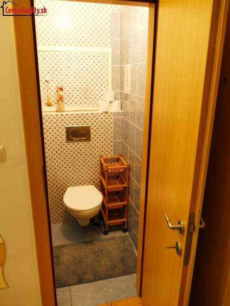 Koupelna s toaletou a dlaždicemi v 3-pokojovém bytě.