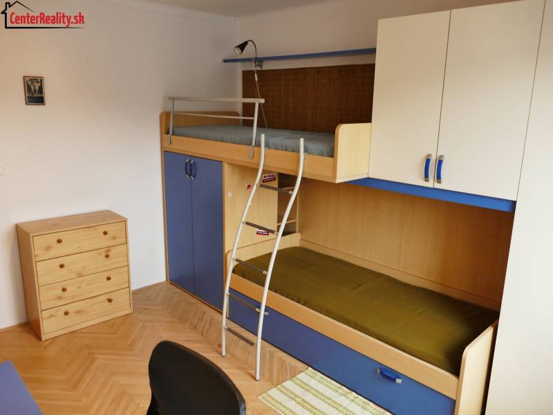 Dětský pokoj v 3-pokojovém bytě s patrovou postelí a úložným prostorem.