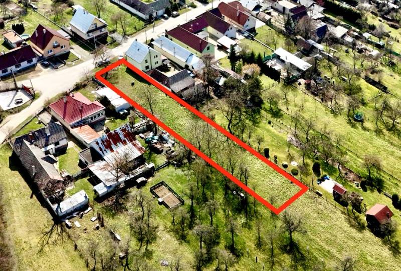 Letecký pohled na parcely ve výstavbě domů v Moravských Lieskových.