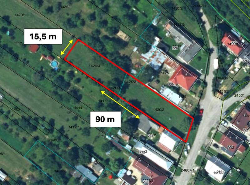 Letecký pohled na pozemek pro výstavbu domů v Moravském Lieskovém, rozměry 15,5 x 90 metrů.