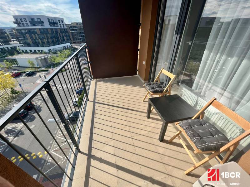 Balkon se stolem a židlemi v 1-pokojovém bytě na Žluté ulici v Bratislavě - Petržalce.