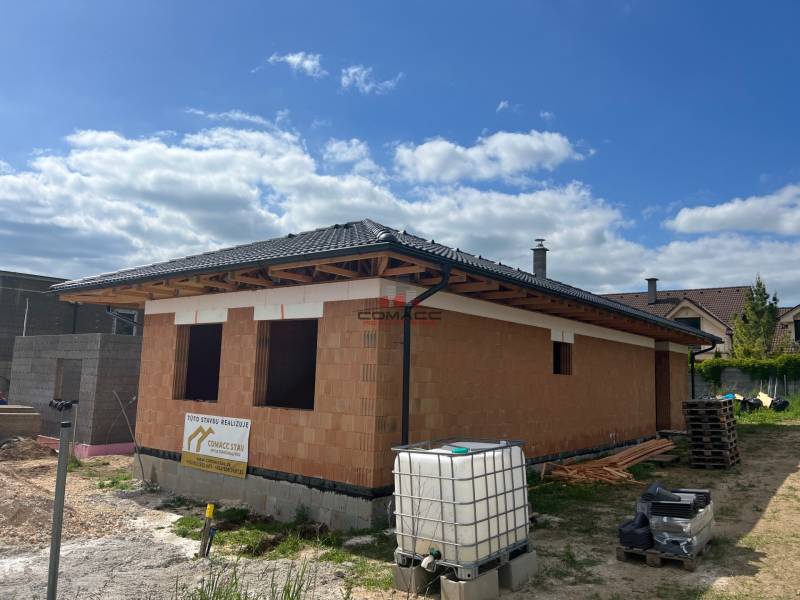 Rodinný dům na Pánské nivě v Hlohovci během výstavby se střešní krytinou.