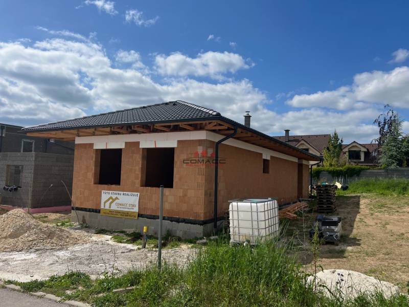 Rodinný dům ve výstavbě na Pánské nivě v Hlohovci, cihlová konstrukce, šikmá střecha.