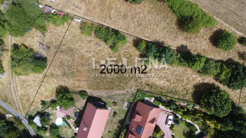 Letecký pohled na pozemek 2000 m² vhodný k bydlení v Banské Štiavnici na ulici SNP.