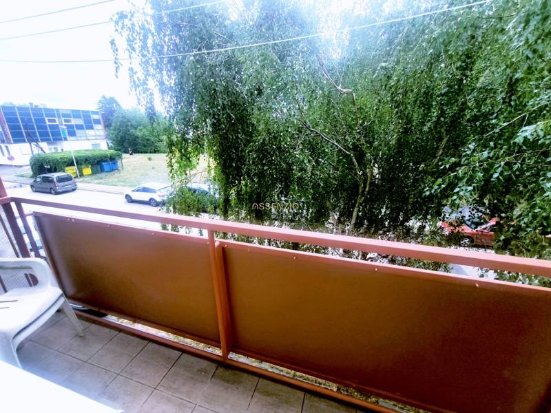 Balkon 3-pokojového bytu v Levicích s výhledem na ulici a zeleň.