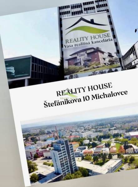 Pohled na budovu reality house, kancelář Michalovce, rodinné domy v pozadí.