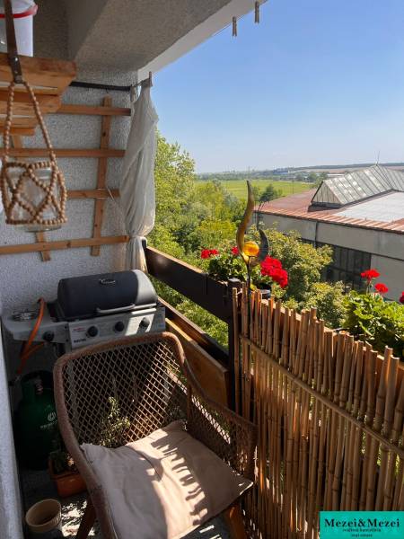 Balkon 3pokojového bytu s posezením, grilem a výhledem na zeleň v Pezinku.