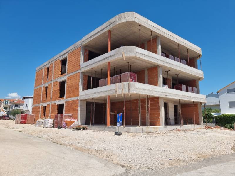 Rozestavěná budova s 3pokojovým bytem ve městě Vodice za slunečného dne.