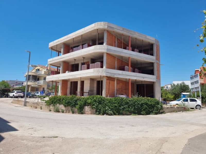 Nedokončená budova se železobetonovou a cihlovou konstrukcí ve městě Vodice.