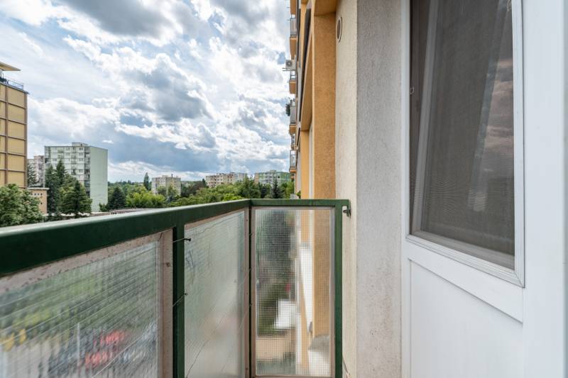 Balkon v Košicích na ulici Boženy Němcové nabízí výhled na okolní paneláky.