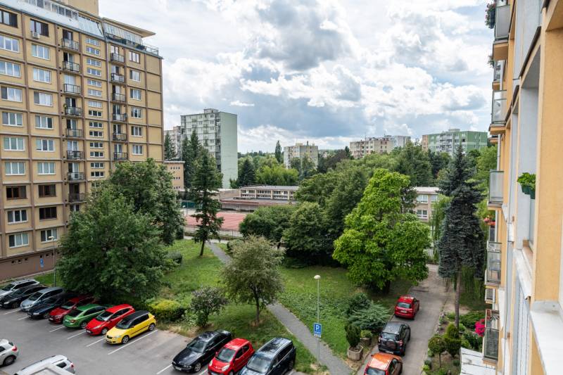 Pohled na obytný blok, zeleň a parkoviště v Košicích, městské části Sever, na ulici Boženy Němcové.