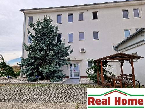 Budova na Šamorínské ulici s parkováním, spojená s kanceláří Real Home. Sklady a haly.