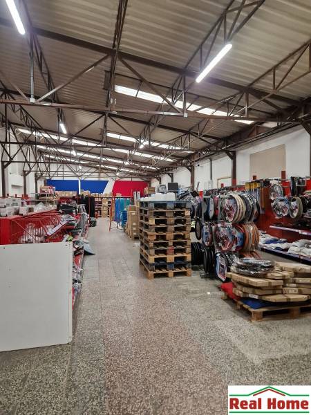 Sklady a haly na ulici Šamorínska, plné uskladněného zboží a palet.
