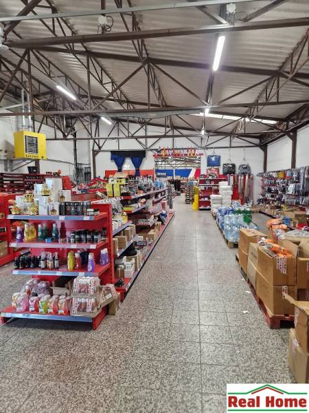 Ve velkém skladu na ulici Šamorínská jsou regály se širokým výběrem produktů.