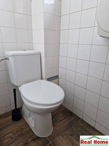 Koupelna na ulici Šamorínská se základním vybavením a dlažbou, vhodná pro sklady a haly.