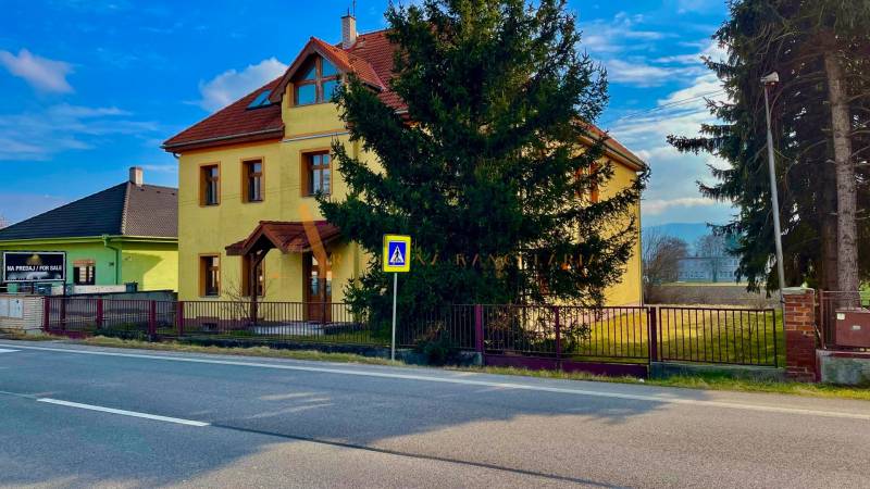 Žlutá budova na ulici Chrabrany v Topoľčanech s oznámením o prodeji.