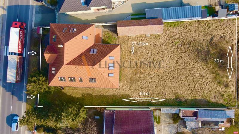 Letecký pohled na budovu a pozemek na ulici Chrabrany v Topoľčanech se studnou.