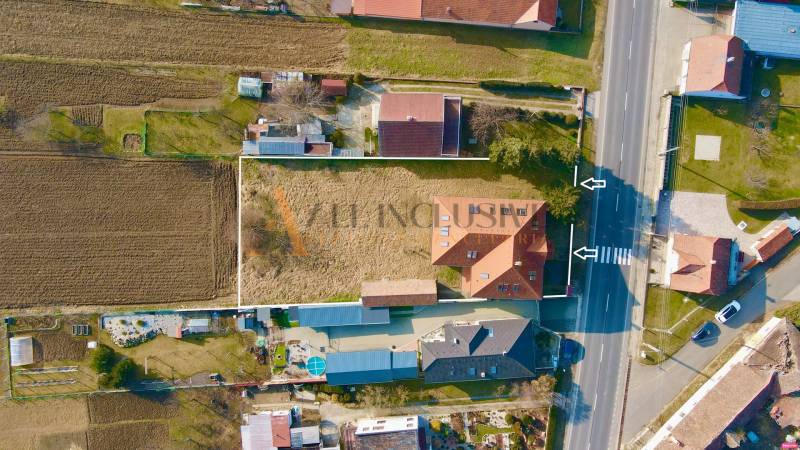 Letecký pohled na dům s dvory u cesty na ulici Chrabrany, Topoľčany.