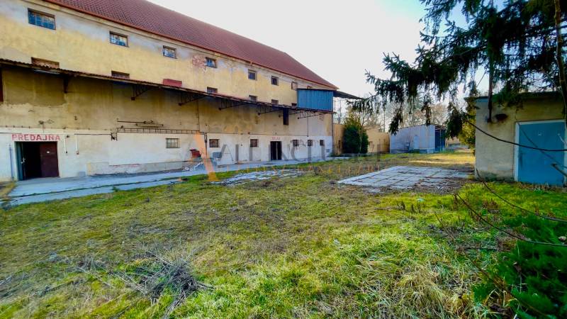 Výrobní prostory na ulici Hlavní ve městě Kovarce s exteriérovými přístavbami.