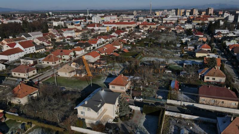 Panoráma vily v Topoľčanech na ulici Sportovců s červenými střechami domů.