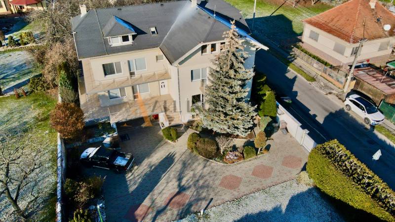 Vila na Športovců v Topoľčanech se dvěma auty a velkou zahradou.