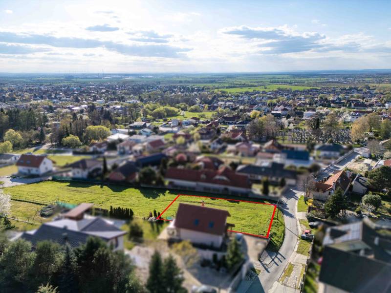 Na ulici Štúrova jsou zobrazeny pozemky k bydlení v klidném venkovském prostředí.