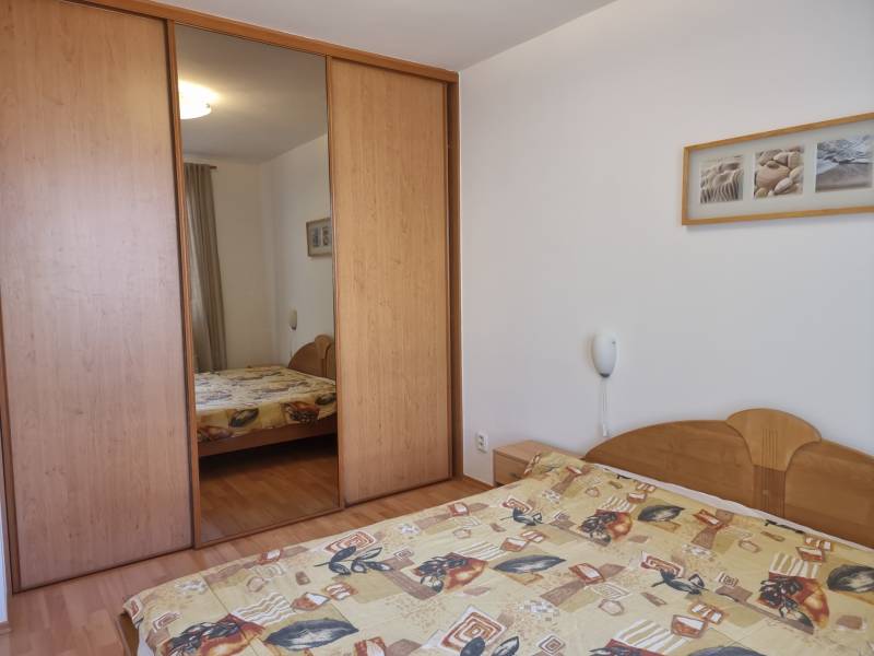 Ložnice s vestavěnou skříní a manželskou postelí ve 4pokojovém bytě.