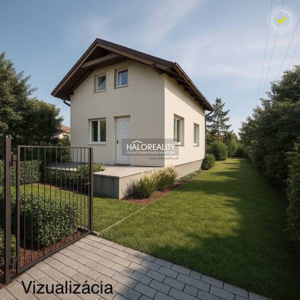 Chata ve Vinosadech se zahradou, trávníkem a bránou, obklopená zelení.