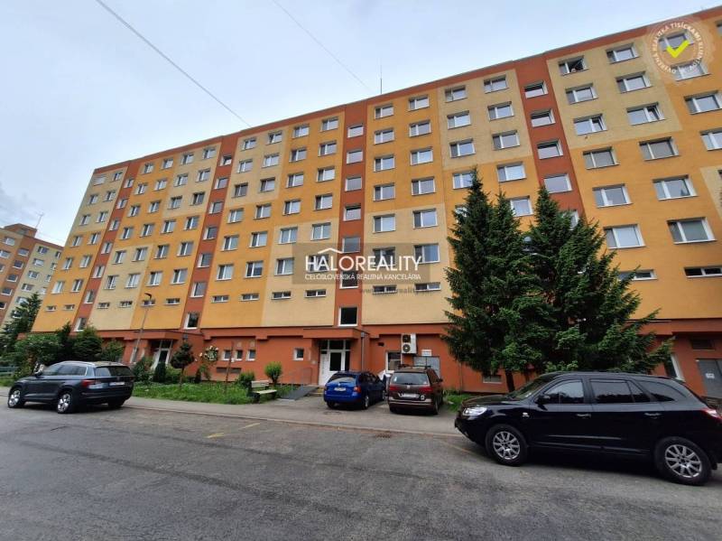 Bytový dům v Prievidzi s parkovacími místy a zelení, vhodný pro 3-pokojový byt.