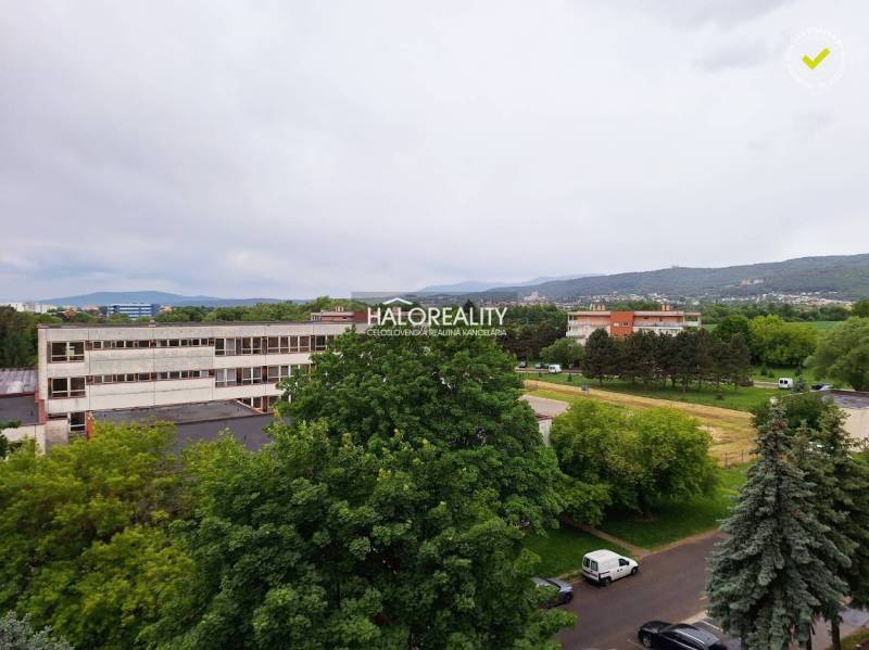 Výhled ze 3pokojového bytu v Prievidzi na zeleň a budovy.