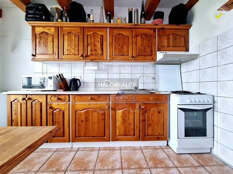 Rustikální kuchyně se skříňkami, troubou a spotřebiči ve 3-pokojovém bytě.