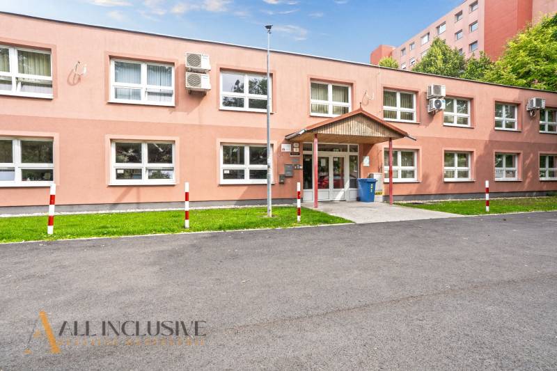 Jednopodlažní budova kanceláří na ulici Jilemnického v Dunajské Stredě s parkovacími místy.