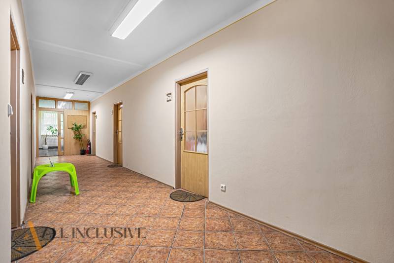 Chodba s dveřmi a květinami v Kancelářích na ulici Jilemnického, Dunajská Streda.