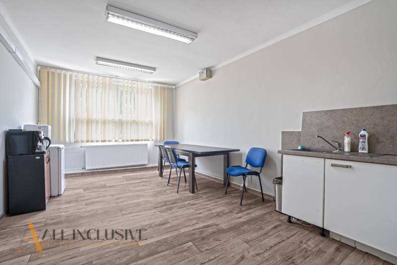 Kanceláře: vybavení obsahuje stůl, židle, umyvadlo, vodovodní baterii a žaluzie.