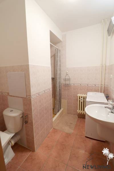Koupelna v 2-pokojovém bytě s WC, sprchovým koutem a keramickou dlažbou.