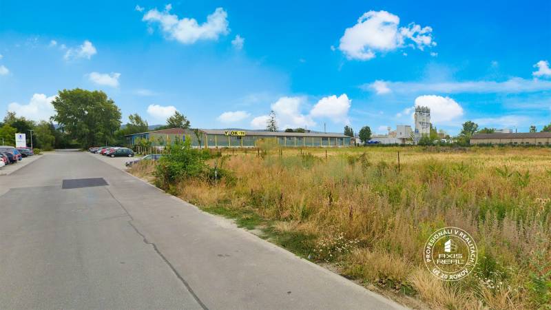 Pozemky - komerční v Piešťanech na Průmyslové ulici s budovami a parkovištěm.