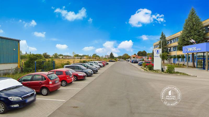 Parkoviště s auty na Průmyslové ulici v Piešťanech u budovy TAVOS, Pozemky - komerční.
