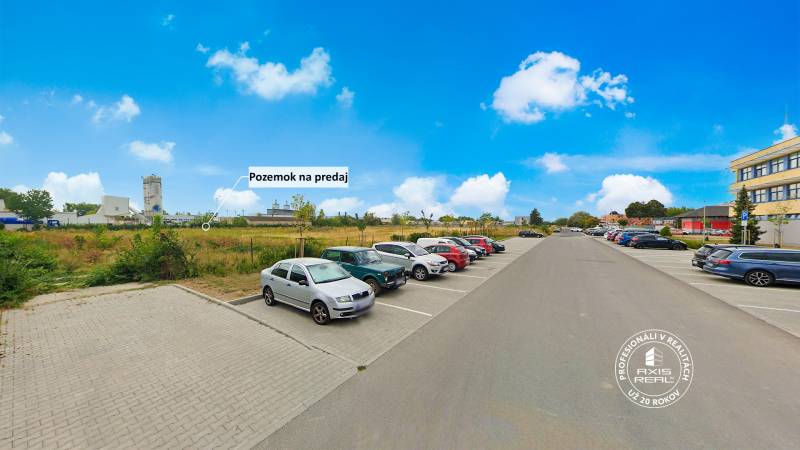 Parkoviště vedle komerčního pozemku na Průmyslové ulici v Piešťanech.