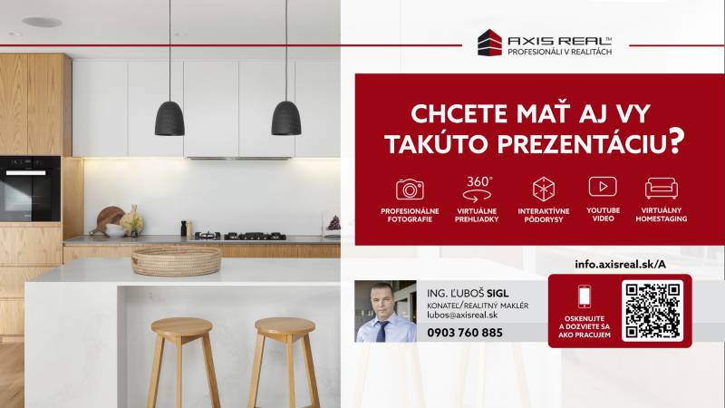 Kuchyně s dřevěnými prvky a bílými skříňkami. Pozemky - komerční interiér s moderními prvky.