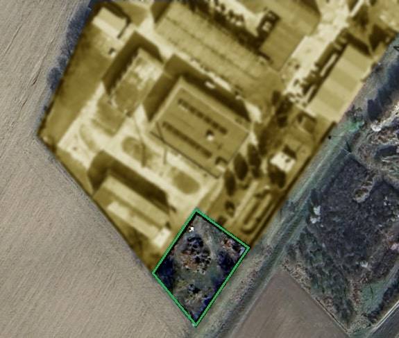 Letecký pohled na komerční pozemky v Trenčianských Bohuslavicích se starými budovami.