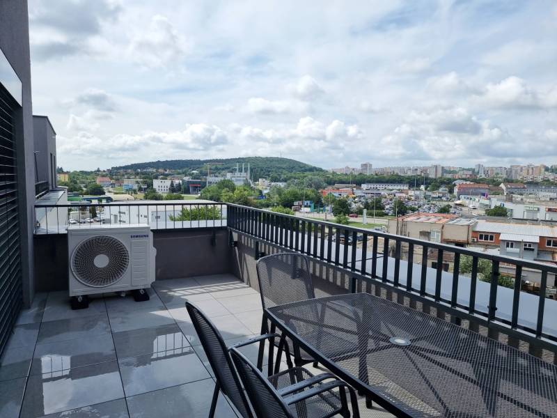 Pohled z terasy 3pokojového bytu na Pískové ulici v Nitře s městským panoramatem.