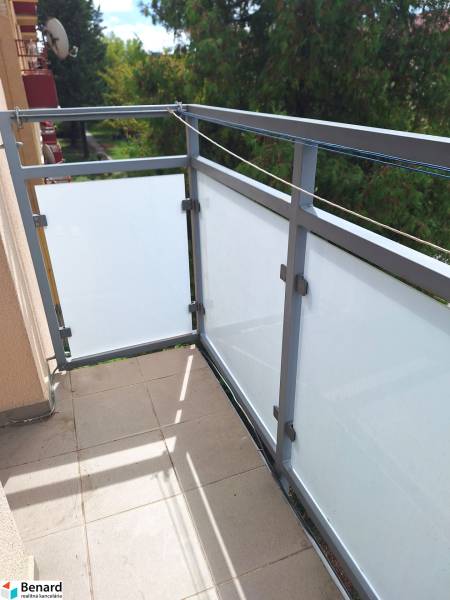 Balkon s výhledem na zeleň ve 2pokojovém bytě na Pavlovičově náměstí, Prešov.