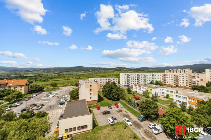 Svätoplukova ulice v Pezinku, panelové bytovky a parkoviště, ideální výhled pro 2-pokojový byt.