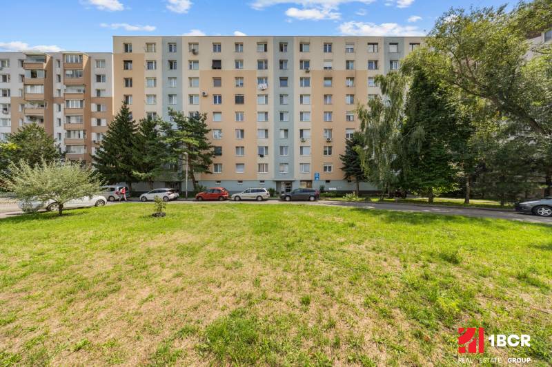 Pezinok na Svätoplukově ulici nabízí pohled na bytovku v zeleném prostředí.