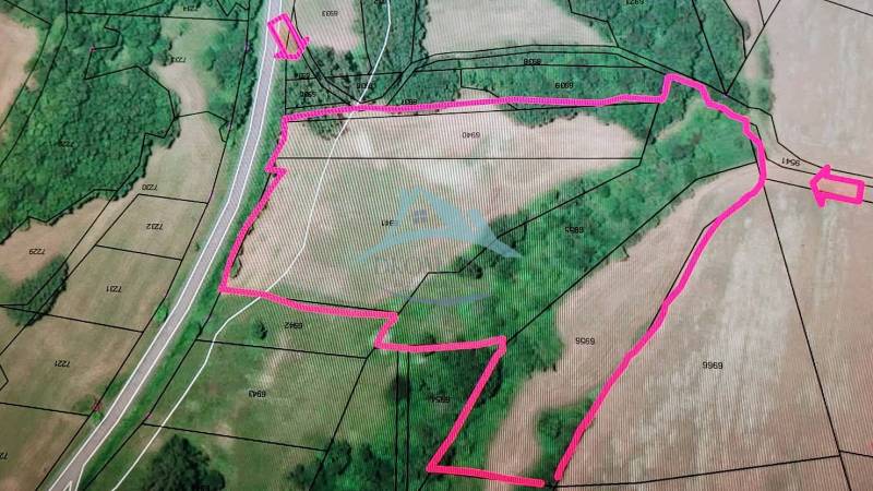 Mapa rekreačních pozemků v Hrušově obklopená zelení označených růžovou čárou.