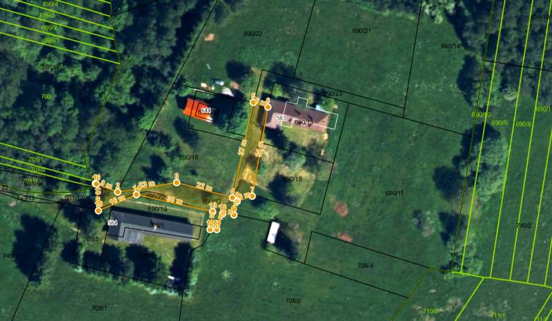 Satelitní mapa rekreačních pozemků ve Velké Lehotě s vyznačenými parcelami a budovami.